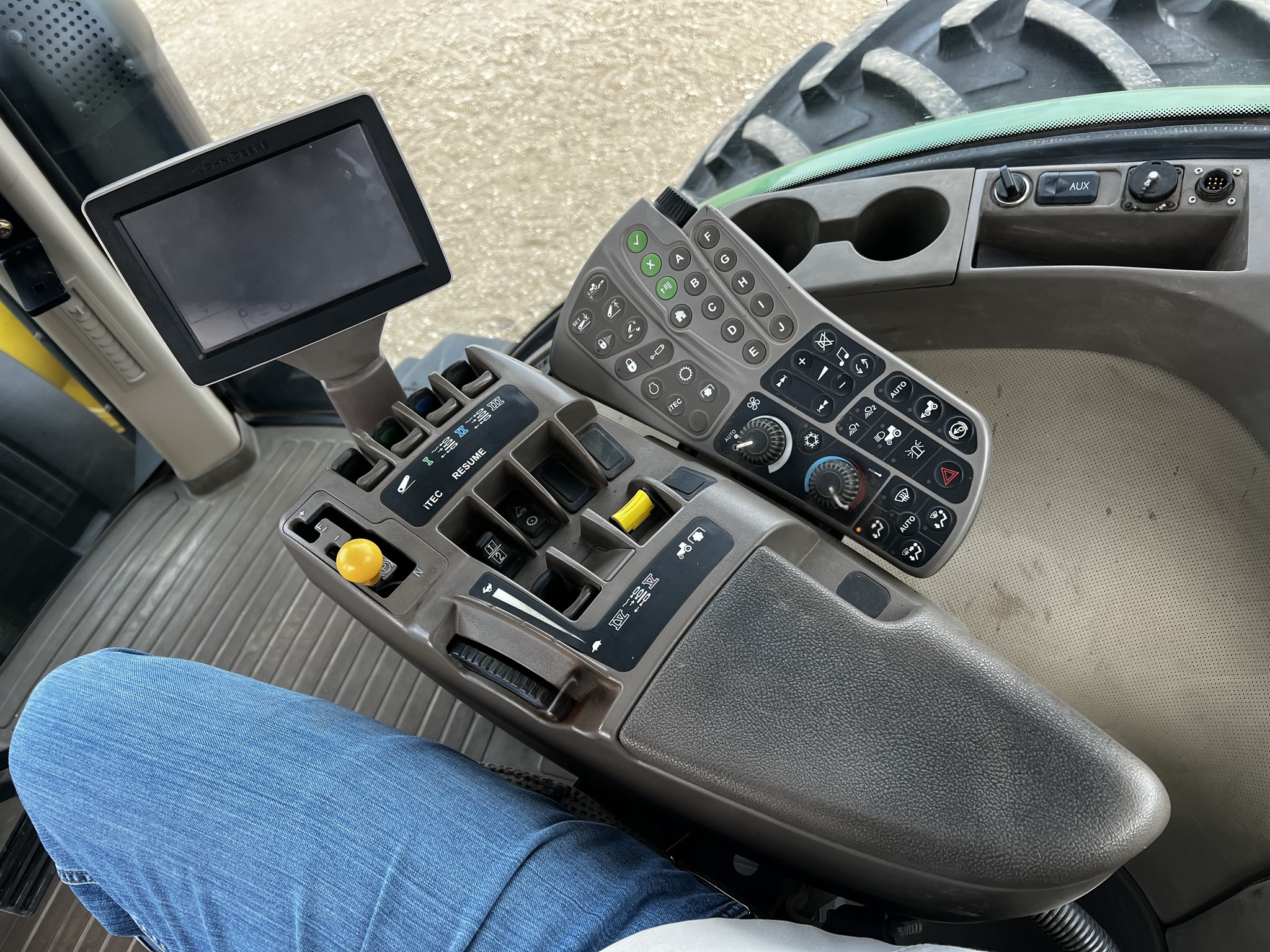 2011 John Deere 8235R  thumbnail 10