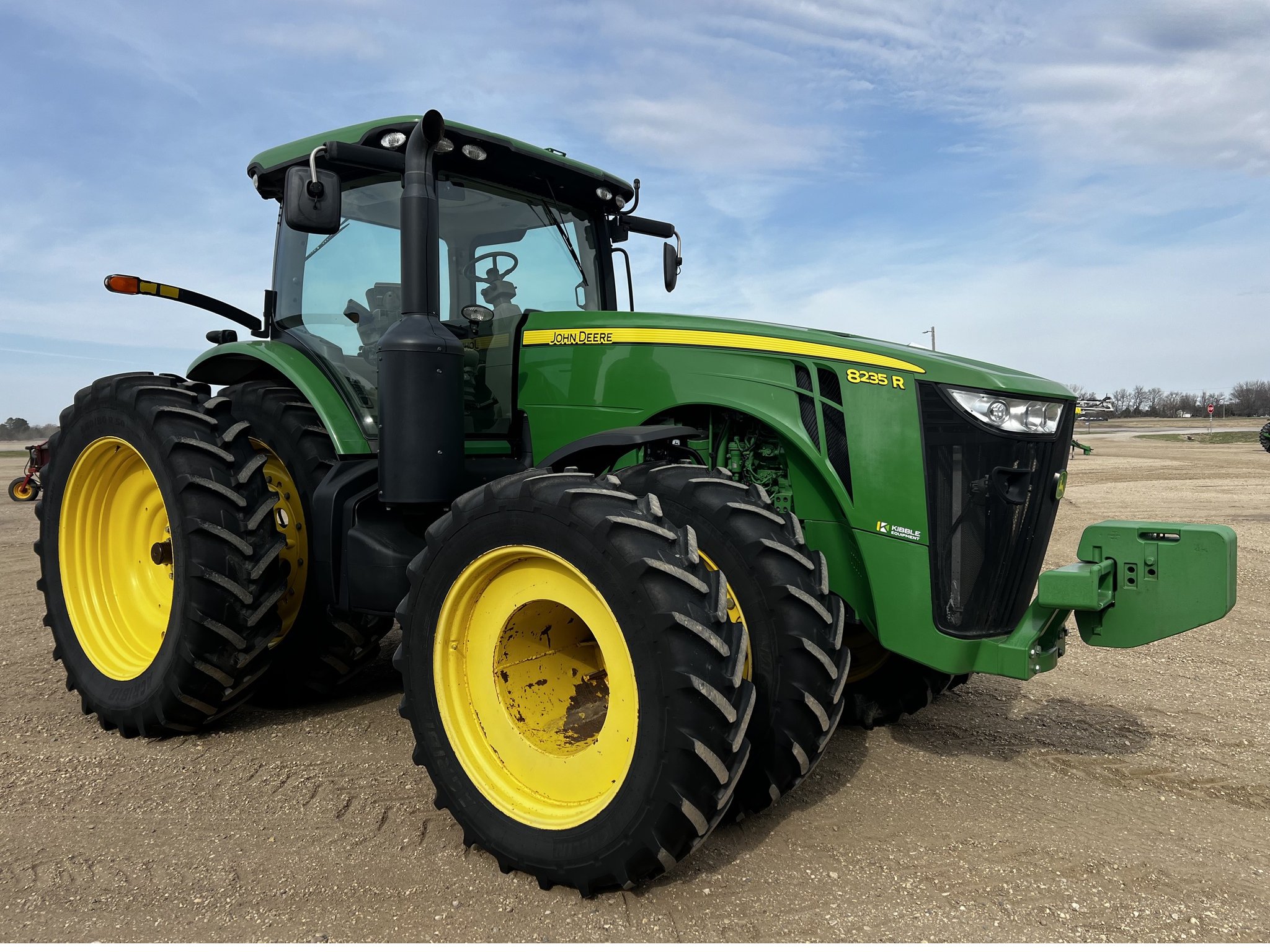 2011 John Deere 8235R  thumbnail 2