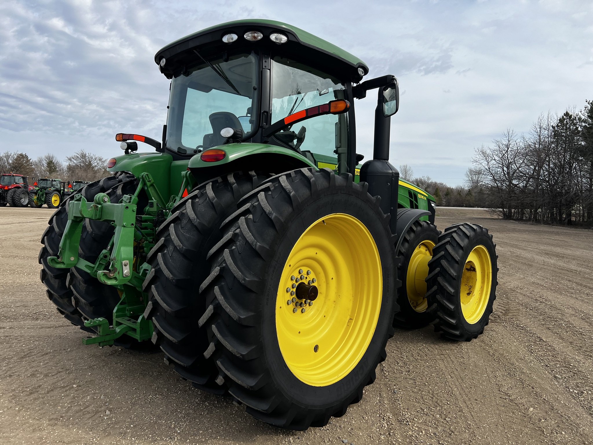 2011 John Deere 8235R  thumbnail 3