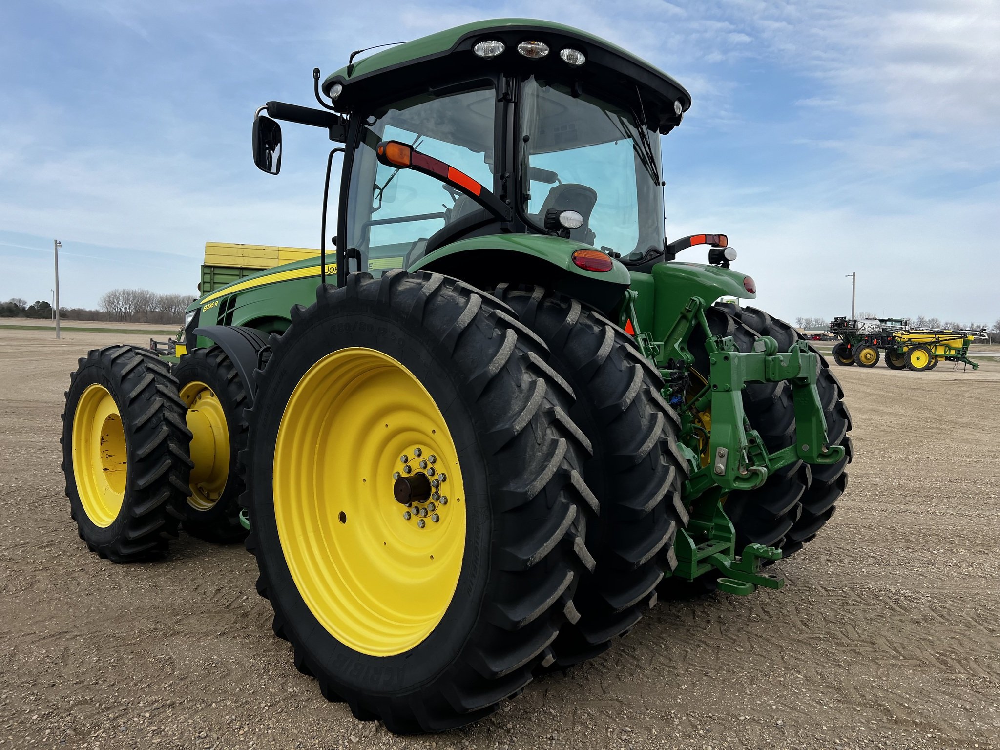 2011 John Deere 8235R  thumbnail 4