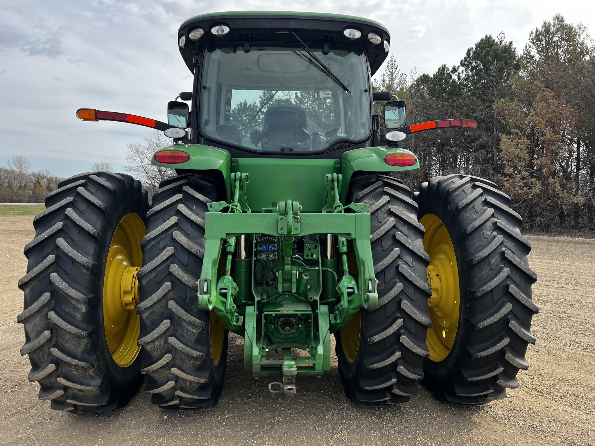 2011 John Deere 8235R  thumbnail 6