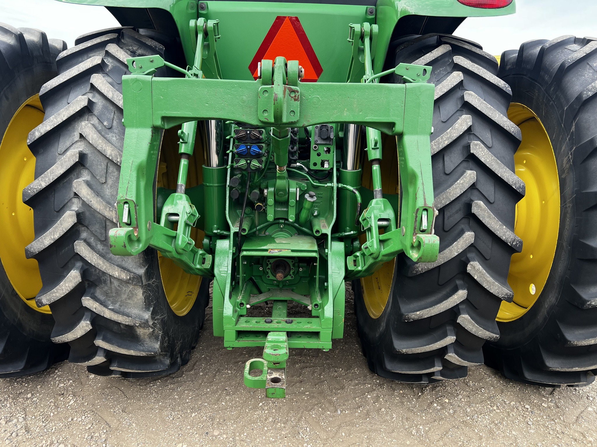 2011 John Deere 8235R  thumbnail 8